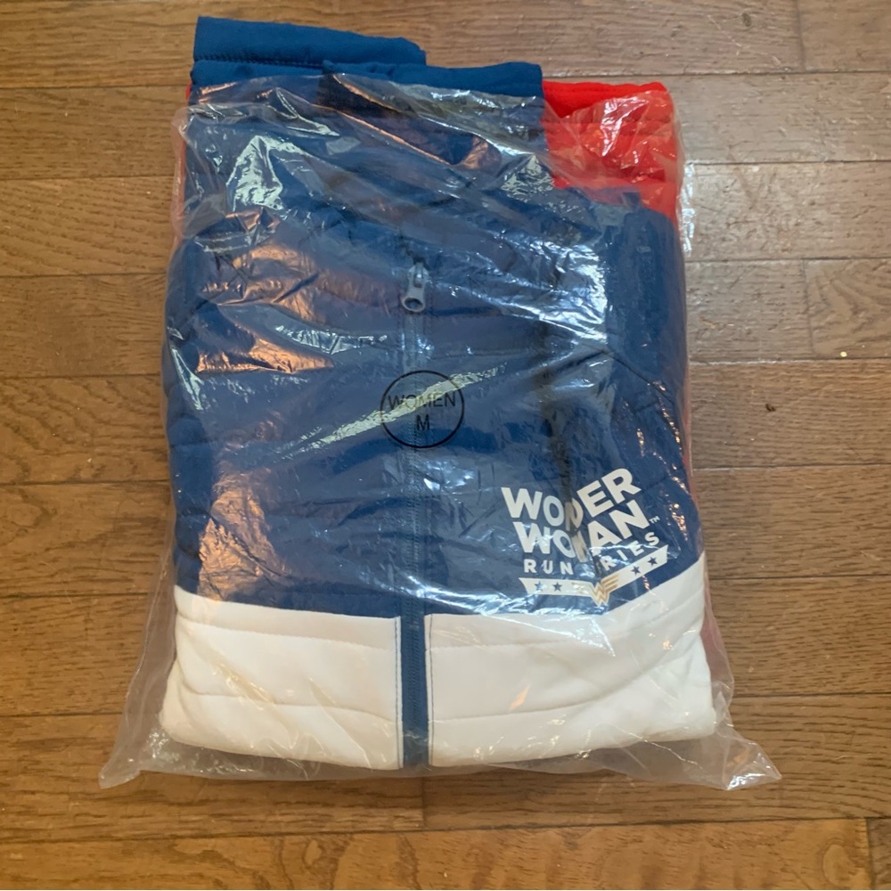⭐️SOLD⭐️Ventures Endurance DC Wonder Woman Run Series Puffer Jacket M w/Medal - Picture 10 of 10